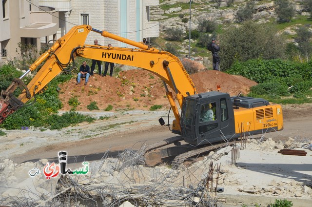 فيديو: قوات كبيرة ومُدججة بالدبابات والصواريخ تهدم اساسات بيت الشيخ غازي عيسى بحجة البناء في ارض المنهال ...